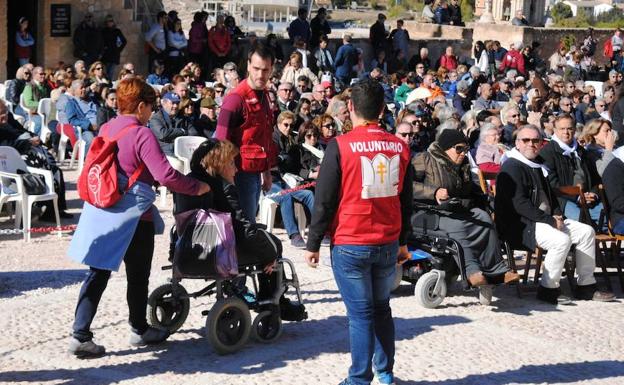 Los Voluntarios del Jubilar 2017 ayudando en una de las celebraciones en la explanada. /JUAN F. ROBLES.