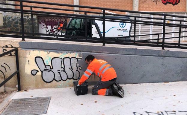 Empleados de la empresa de limpieza procede a eliminar las pintadas. /sdcsdc