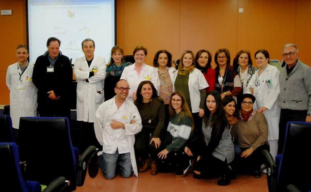Los voluntarios de la asociación Unidad y Fraternidad y el grupo de alumnos del IES San Juan de la Cruz posan junto al Equipo Directivo del Área IV de Salud. /JUAN F. ROBLES.