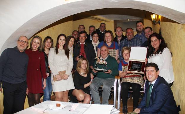 La Junta Directiva del Bando de los Caballos del Vino con Isi, Antonia y Mari Luz. /SDC