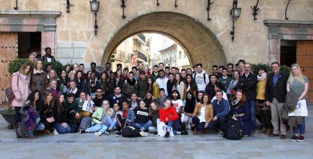 Los alumnos posan en la plaza del Arco. /SdC
