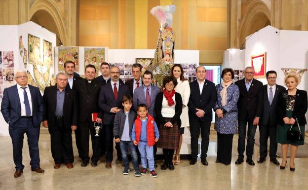 Autoridades y representantes de la peña Mayrena en La Compañía. /SDC