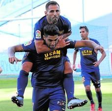 Nono celebra con Jona uno de sus goles al Huesca. / Edu Botella / AGM
