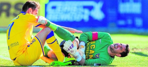Encontronazo de Salvador Rodríguez, goleador del Alcorcón, con Biel Ribas, en el partido de la primera vuelta. / LV