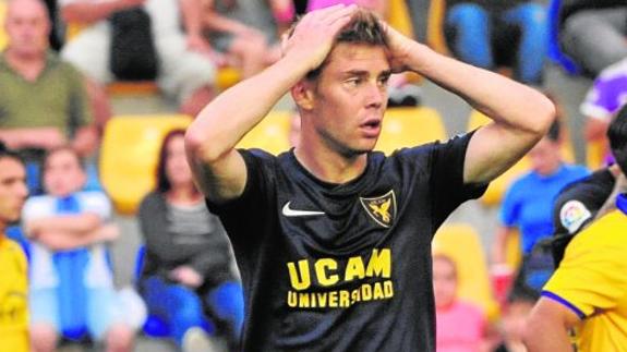 Vicente se lleva las manos a la cabeza tras el gol del Alcorcón./Vicente Vicéns / AGM