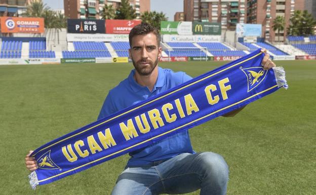 Germán Parreño posa con la bufanda del UCAM.
