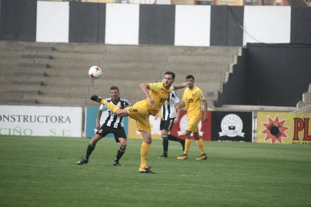 Jony Níguez despeja el balón de espuela./LOF