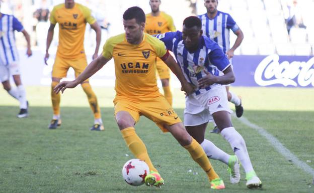 Fran Pérez protege el balón en el encuentro contra el Recreativo en el Nuevo Colombino./Agencia LOF