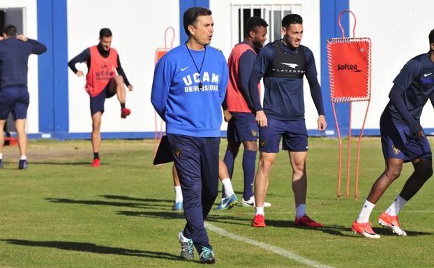 José Miguel Campos dirige su primer entrenamiento como técnico del UCAM este miércoles../Vicente Vicéns / AGM