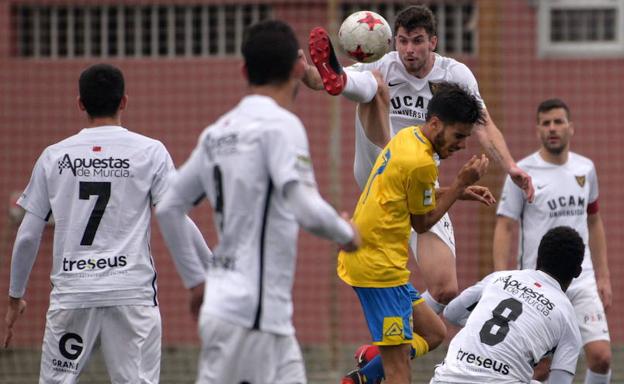 Lance del partido disputado este domingo entre el UCAM CF y Las Palmas At./Agencia LOF