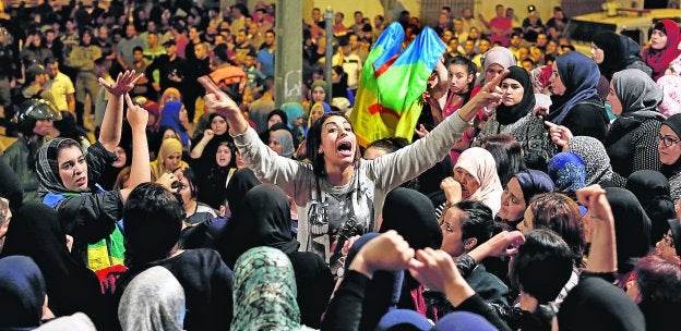 Una mujer se dirige a las manifestantes durante una concentración en Alhucemas.