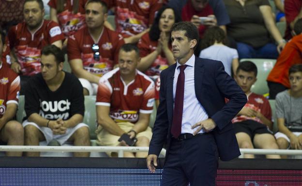 Duda dirige un partido en el Palacio de Deportes de Murcia.