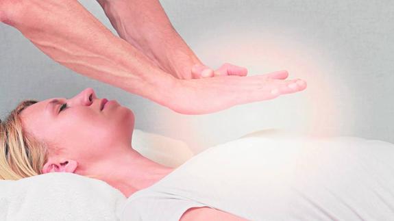 Una paciente, durante una sesión de reiki.