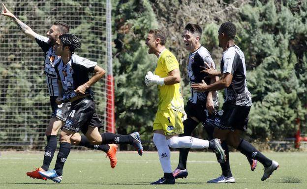 Los jugadores del Lorca Deportiva celebrando uno de los goles./LOF