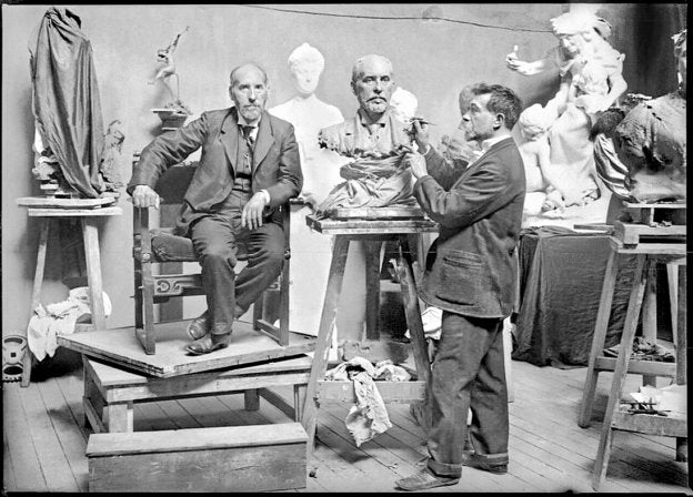 Santiago Ramón y Cajal, posando para el escultor Agustín Querol. Madrid, 1906.