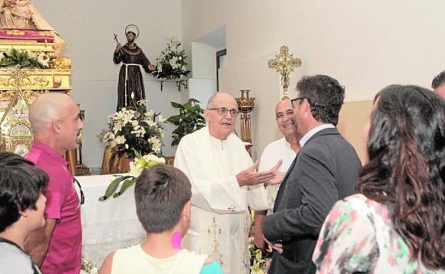 El padre Valenzuela habla con Pedro Cordero, ayer, en el santuario Virgen de las Huertas./Sonia M. Lario