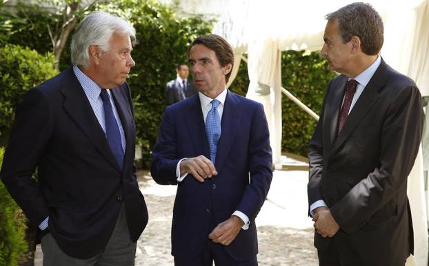 González (i), Aznar (c) y Zapatero hablan. /Efe