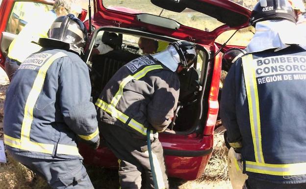 Bomberos rescatando a la mujer.