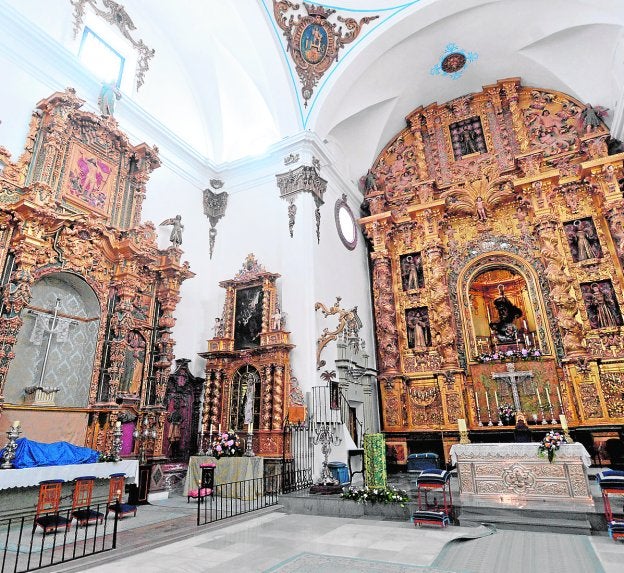 Retablos de la Vera Cruz y Sangre de Cristo y de la capilla mayor de la iglesia de San Francisco con un marcado estilo barroco por su decoración y estructura arquitectónica