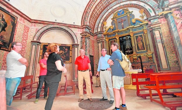 Una guía explica detalles sobre la capilla del Alcázar.