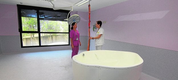 La matrona y supervisora del Área Obstétrica, Isabel Espinosa, con la directora del Hospital Rafael Méndez, Catalina Lorenzo, en el paritorio con bañera y liana.