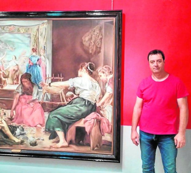El pintor Pellicer, junto a uno de sus grandes cuadros.