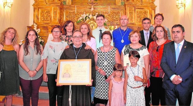 El padre Oliver, con el pergamino de la Virgen.