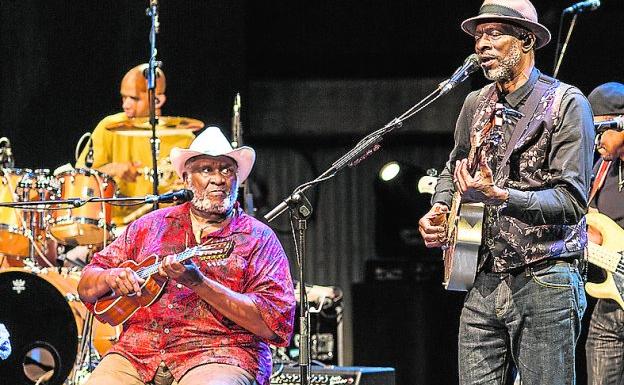 Taj Mahal y Keb' Mo', en el escenario del Parque Almansa.