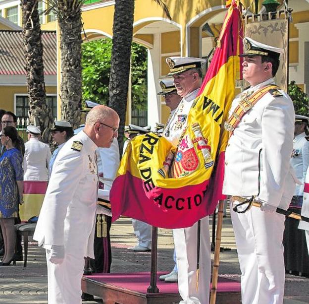 Un militar que pasa a la reserva besa la bandera.