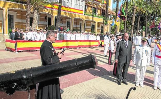 Homenaje a los caídos durante la ceremonia de conmemoración de la fiesta de la Virgen del Carmen, en el Arsenal Militar.