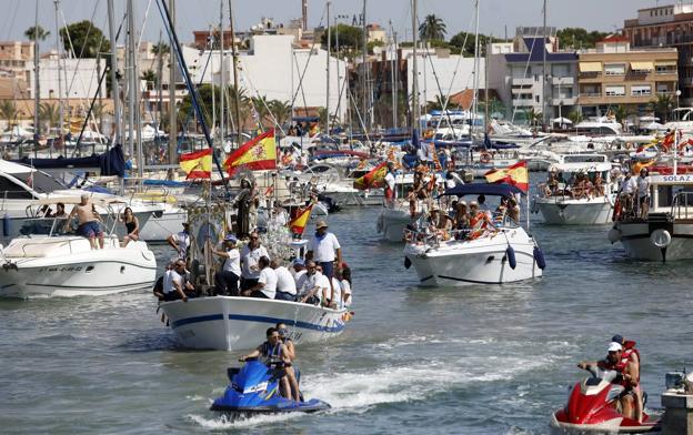 La Virgen del Carmen, en la primera embarcación surca las aguas del Mar Menor entre sus fieles.