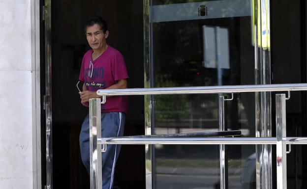 El acusado saliendo del juzgado.