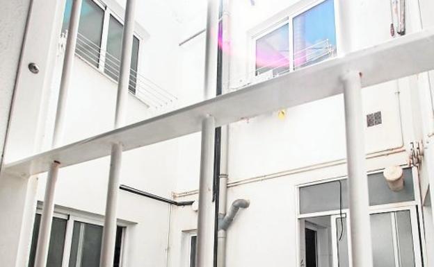 Cañerías del patio de luces por las que descendieron los dos supuestos ladrones durante el registro policial.