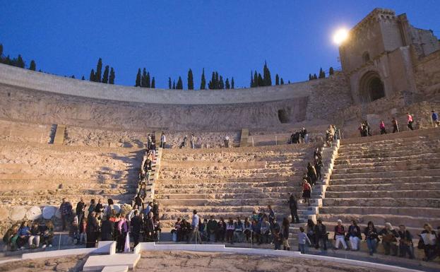 Visita al Teatro Romano de Cartagena de noche.