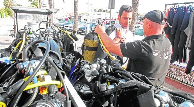 José Ramón Díez conversa con un instructor de buceo, que le enseña uno de los trajes.