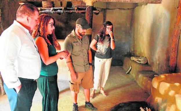 Visita de las autoridades municipales a la réplica de la argárica en el yacimiento.