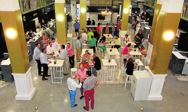 Zona central del Mercado del Sol, con los primeros clientes degustando la oferta gastronómica.