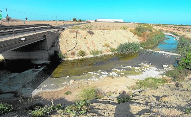 Desembocadura de la rambla del Albujón, con agua, en una imagen tomada ayer por la tarde. A pocos metros está el Mar Menor.