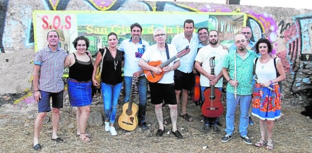 Integrantes de la cuadrilla Ronda de la Motilleja, en San Ginés de la Jara.
