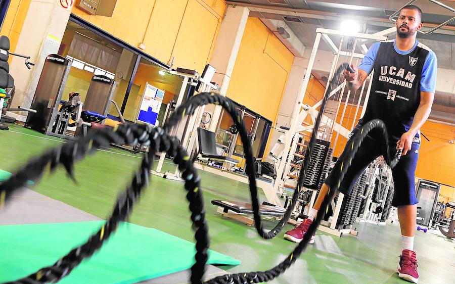 Vitor Faverani realiza ejercicios en el gimnasio del Palacio de los Deportes, el pasado jueves.