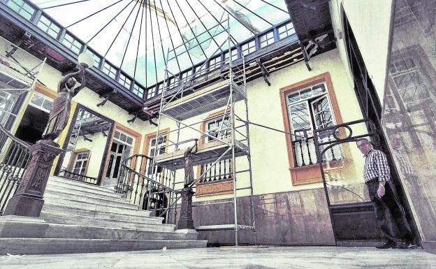 El presidente del Casino, Rafael Ruiz, en el vestíbulo del edificio, flanqueado por andamios.
