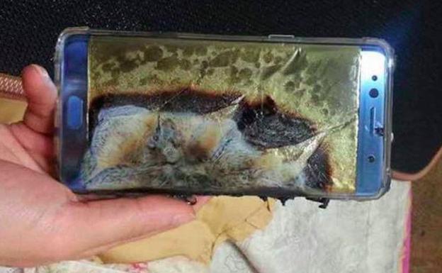 Un móvil tras salir ardiendo / Imagen referencial