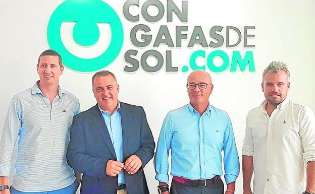 El consejero Hernández (2º derecha), ayer, con los directivos de la firma congafasdesol.com.