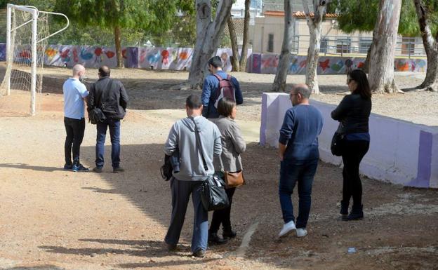 Técnicos del Seprona inspeccionando las instalaciones del colegio, el pasado mes de abril.