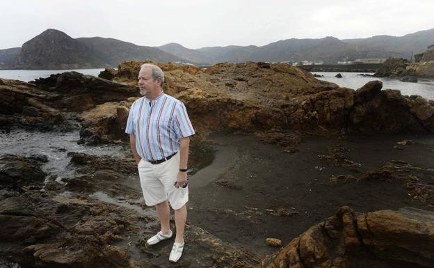 Joaquín Ferrando 'Kini', en la playa del Lastre, en Portmán.