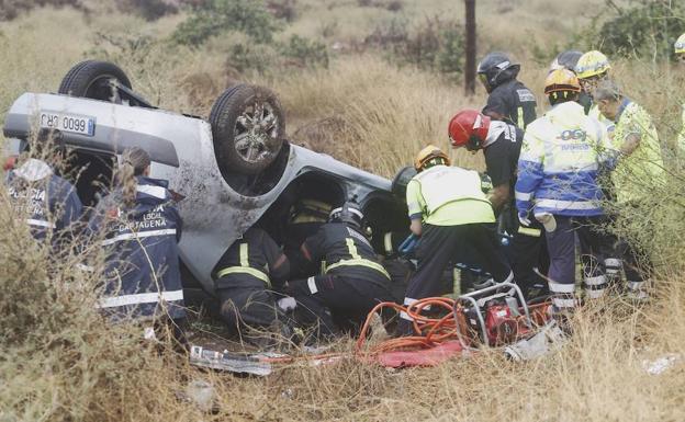 Los servicios de emergencias atienden a los accidentados en el Cabezo Beaza.