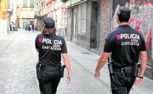 Dos agentes de la Policía Local de Cartagena patrullan por el centro de la ciudad.