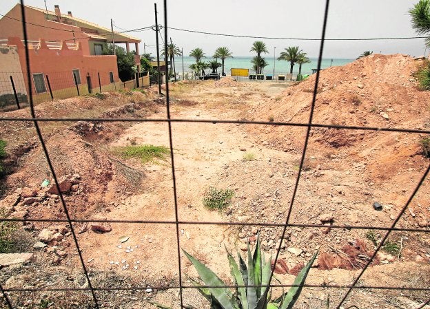Vista del solar donde estaban proyectados los apartamentos turísticos, en La Azohía, en una foto de 2012. Al fondo, el mar.