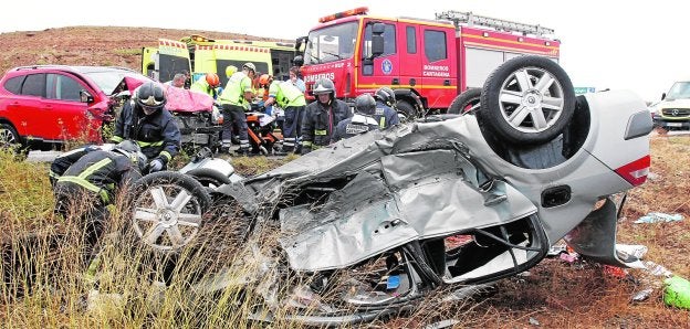 Rescate de uno de los conductores atrapados en el accidente junto al polígono Cabezo Beaza de Cartagena.