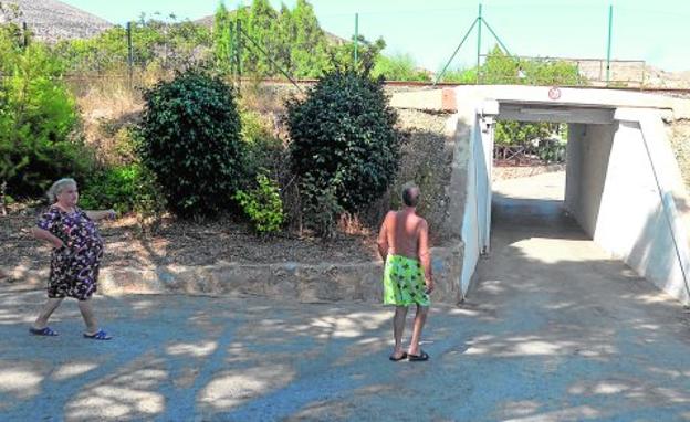 Ana y Teodoro Egea, dos vecinos de Alumbres que vivien separados del pueblo por la vía del tren.